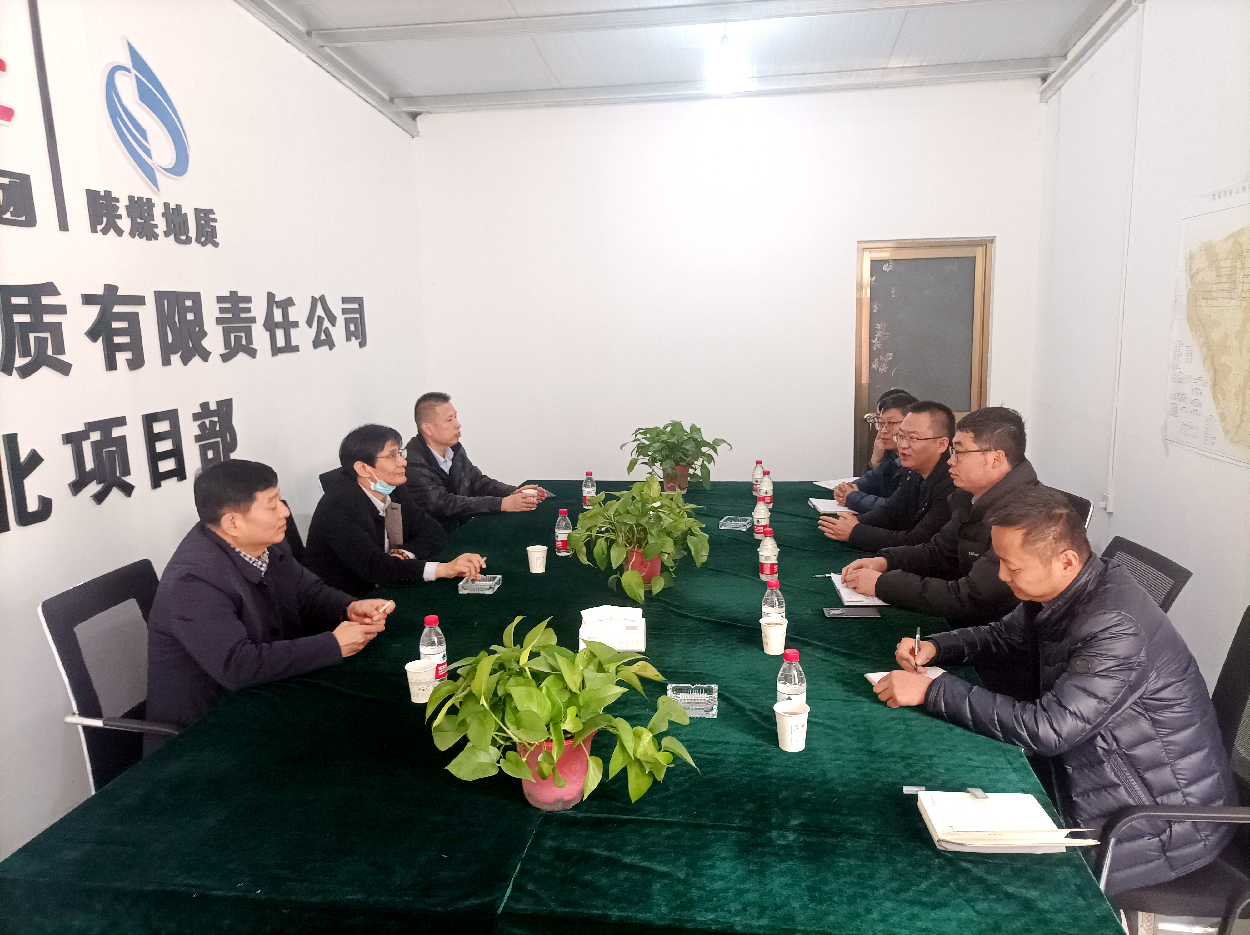 071701940118878997.jpeg 12月6日,sunbet申搏集团党委副书记、总经理董卫峰、副总经理冯西会、战略规划部矿业发展处处长李高鹏一行到我公司麟北项目部检查指导工作,公司副总经理强林陪同检查。.jpg