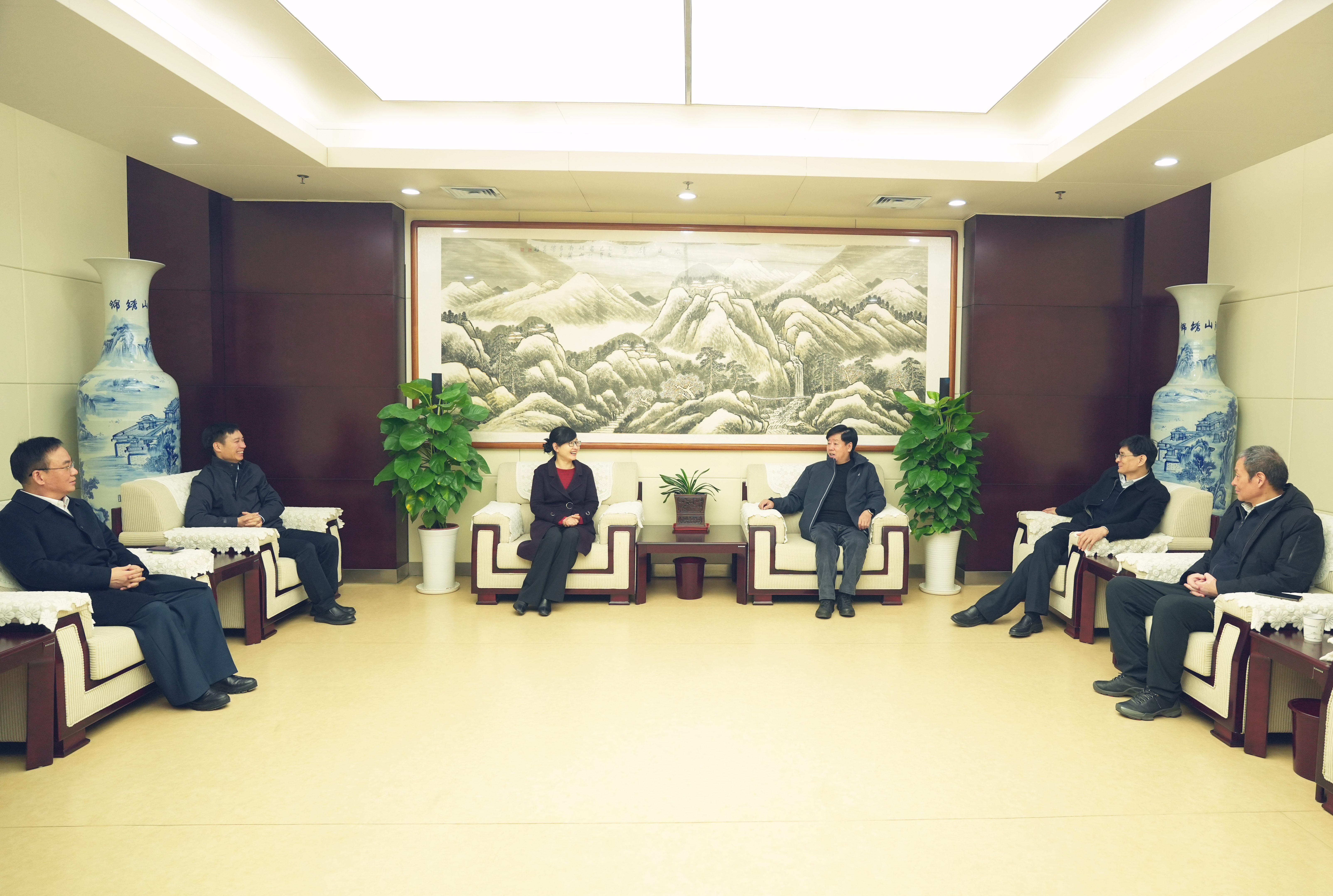 191708332965690729.jpeg 2月18日 陕投党委副书记 刘丽一行到sunbet申搏走访慰问 党飞航摄2.JPG