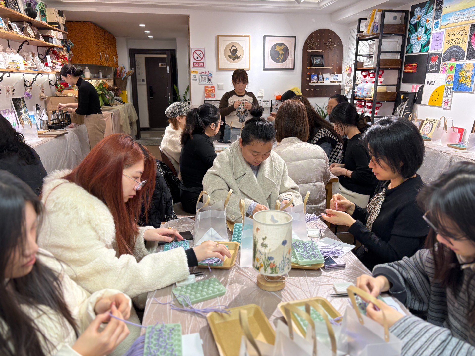 春风拂暖，芳华竞绽。第116个“三八”国际劳动妇女节来临之际，油气钻采公司工会为丰富女职工精神文化生活、增进情谊，拼豆、手工香皂两大手作体验活动温情启幕，让女职工在指尖创作中感受生活之美、绽放别样风采。（文-刘雪婷，图-赵雨昕）.jpg